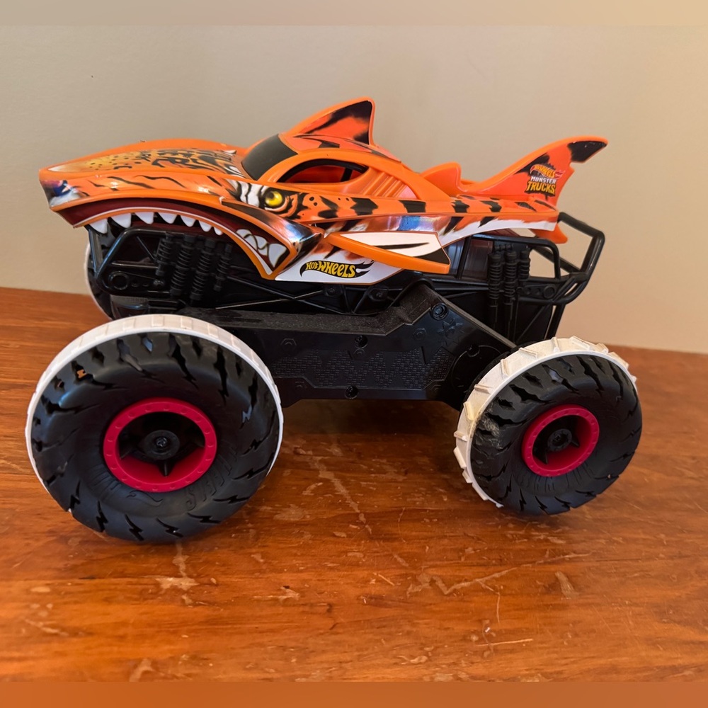 Hot Wheels Monster Trucks RC, Tiger Shark Vehicle